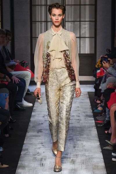 Look 16